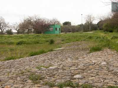 Tramite un sentiero basolato approdiamo nei pressi di un chiosco completamente distrutto...